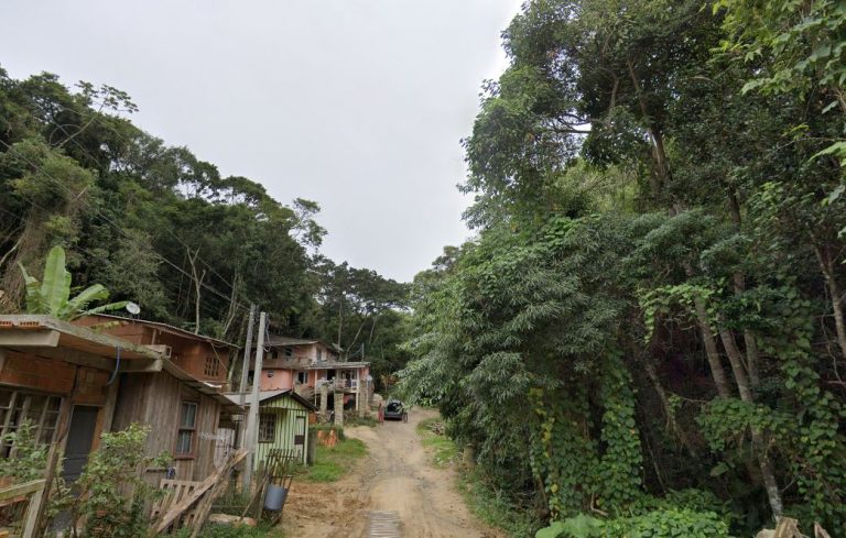 Liminar obriga a demolição de residências em área de preservação ambiental em Bombinhas
