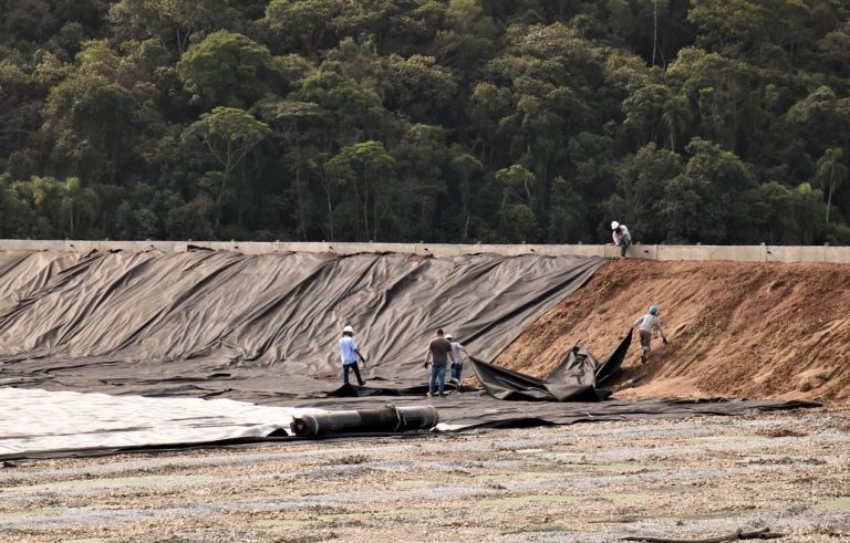 Obra na ETE da Emasa inicia colocação de mantas e geomembranas