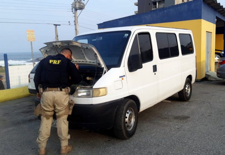Furgão roubado no Mato Grosso é recuperado na BR-101 em Itapema