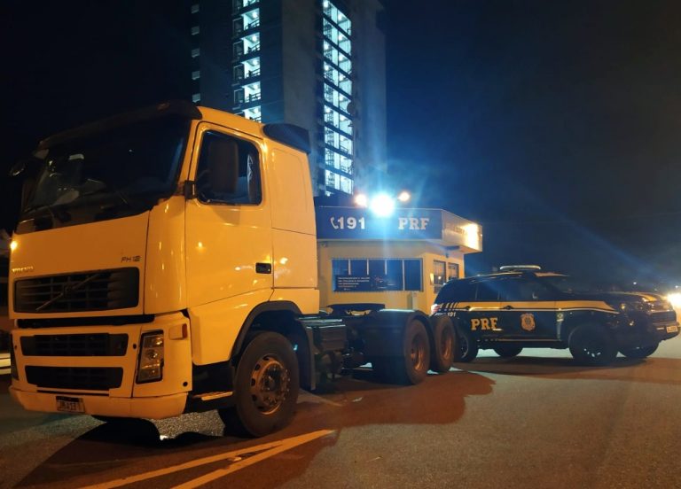 Caminhão roubado em São Paulo é recuperado pela PRF em Itapema