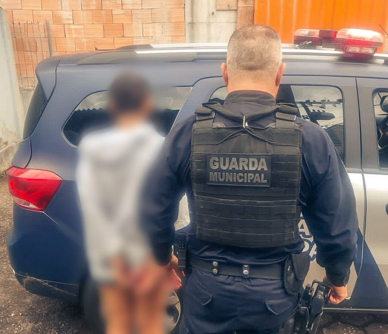 GM prende mulher foragida por tráfico, roubo, receptação e porte ilegal