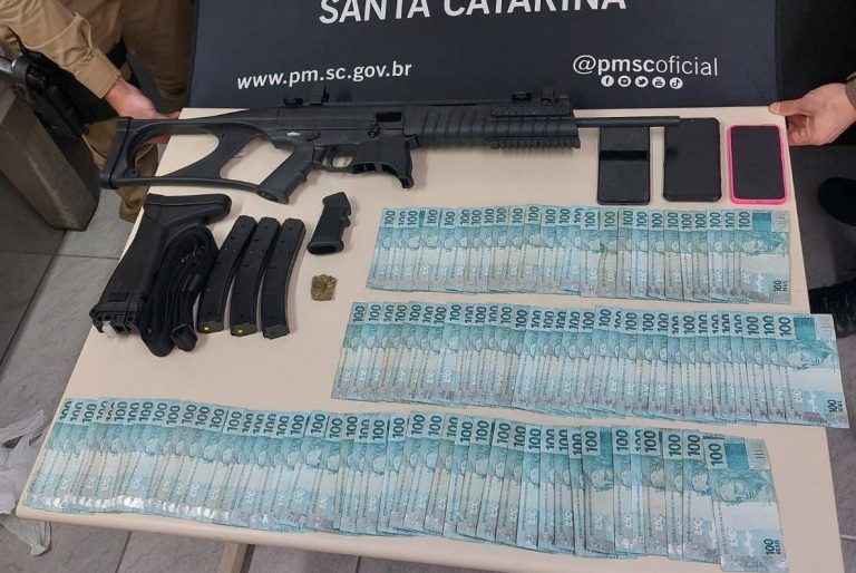 Duas mulheres são presas em carro de luxo com R$ 10 mil, arma e droga