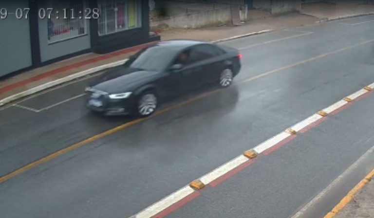 Carro envolvido em ocorrência de tiros é abordado pela PM em carreata de candidato