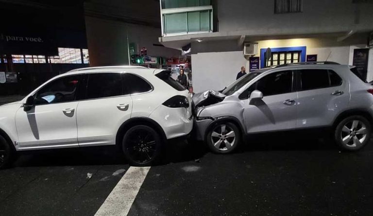 Motorista bêbado atropela pedestre, foge e é interceptada pela esposa da vítima