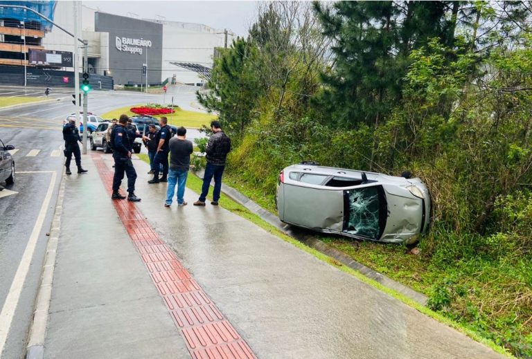 Carro capota na descida da Av. Panorâmica