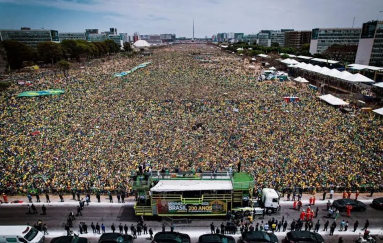 A pedido de coligação de Lula, TSE proíbe Bolsonaro de usar imagens de 7 de Setembro