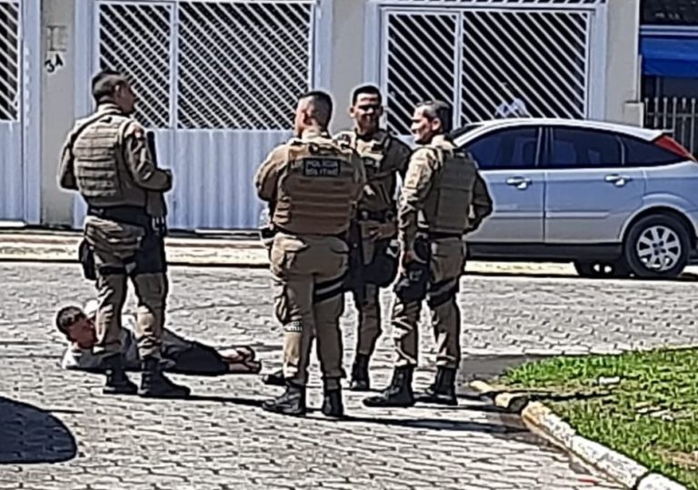 Homem invade creche com faca em Camboriú