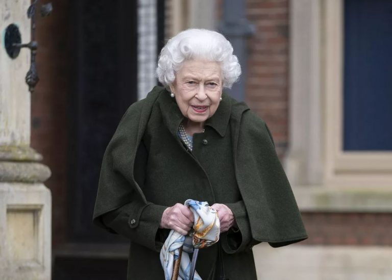 Rainha Elizabeth II é colocada sob supervisão médica e família é mobilizada