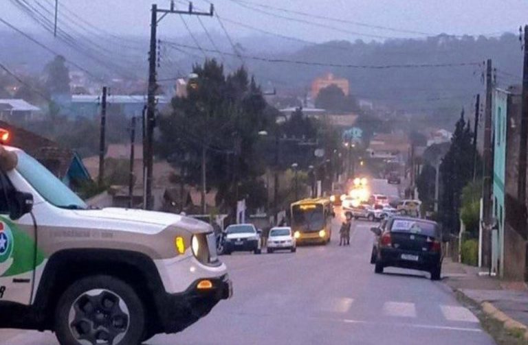 Ônibus é sequestrado e motorista e passageiros são feitos reféns em SC