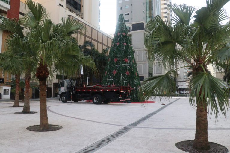 Balneário Camboriú começa a ser decorada para o Natal