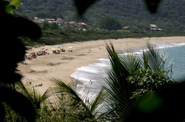 Praia de Taquaras é certificada com o Programa Bandeira Azul