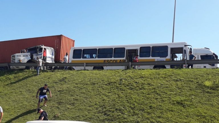 Caminheiro evita tragédia em acidente com ônibus escolar de Itapema