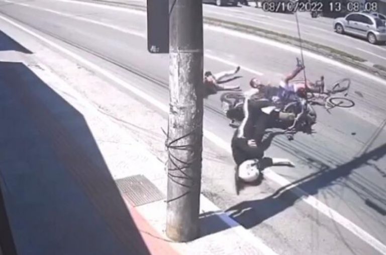 VÍDEO: Garupa de bicicleta morre após acidente com moto em Itajaí