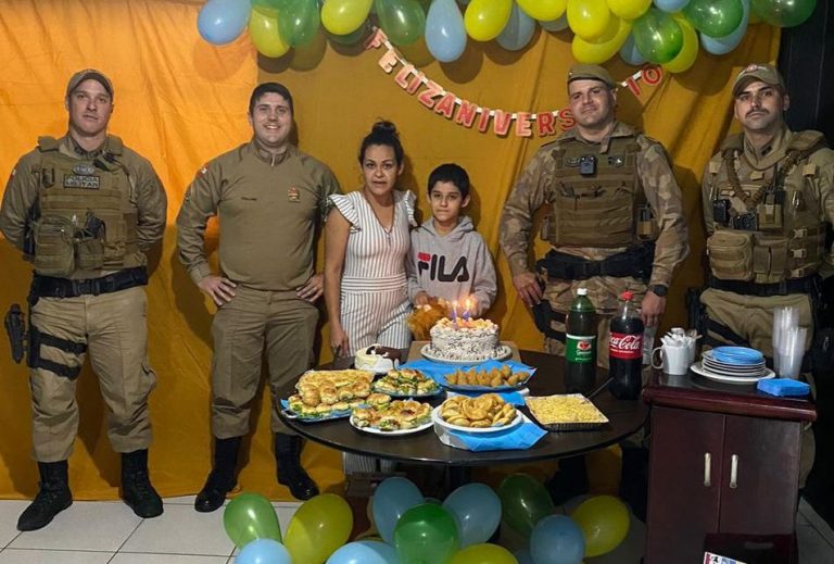 Menino realiza sonho e recebe PM em seu aniversário de 11 anos