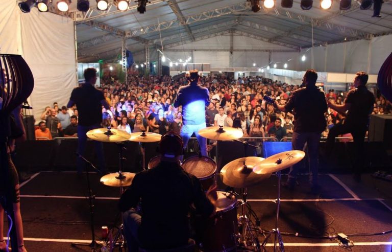 7ª edição do Festival do Camarão terá shows nacionais e risoto gigante em Porto Belo