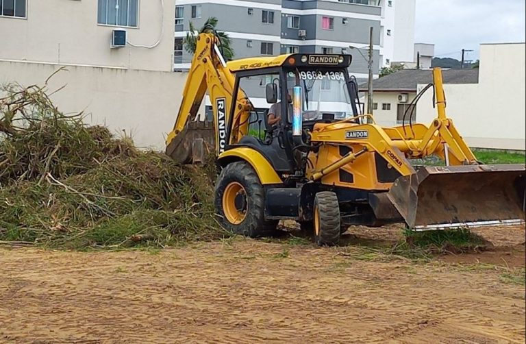 Denúncias colaboram com limpeza de terrenos baldios em Camboriú