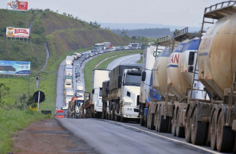 Rodovias voltam a ser bloqueadas por caminhoneiros no país