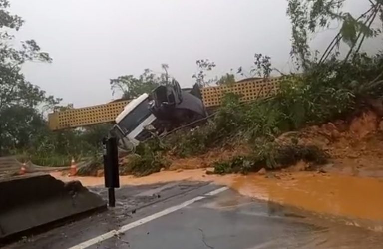 Motoristas não devem pegar a estrada de ligação entre Paraná e Santa Catarina via BR-101