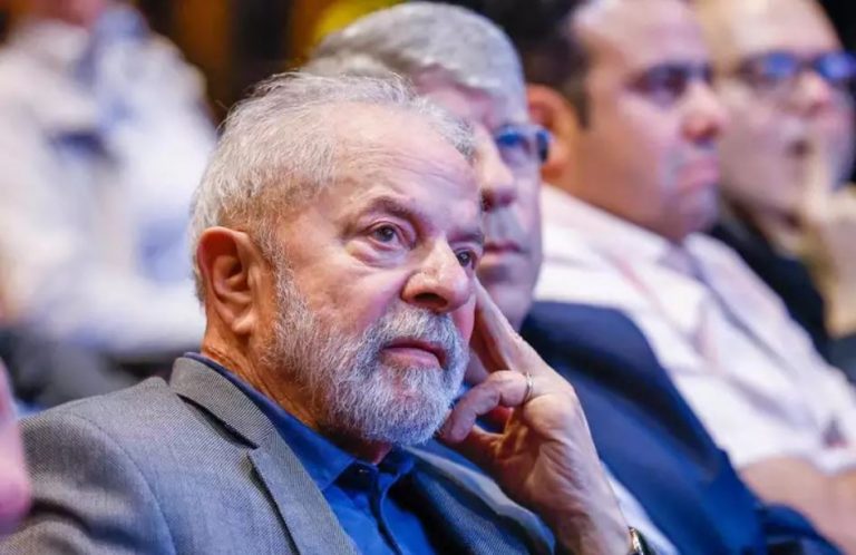 Dólar sobe para R$ 5,39 e bolsa cai 3,35% após discurso de Lula