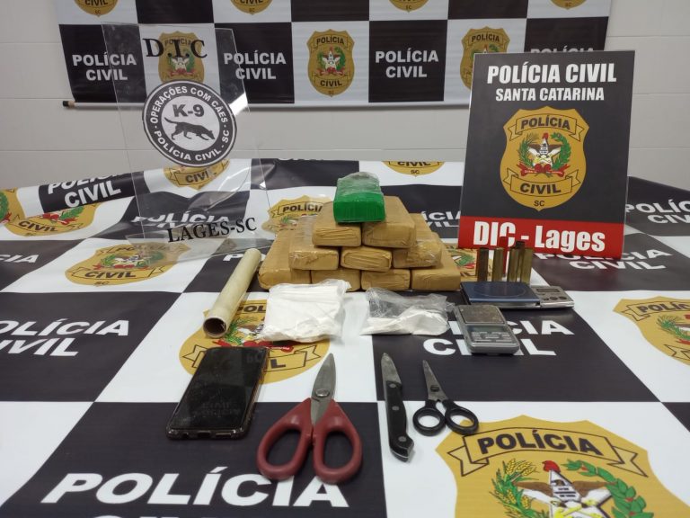 Mulher é presa por tráfico de drogas após acobertar filho acusado de homicídio