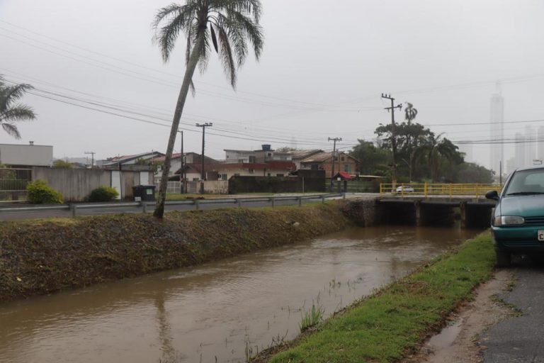 Dragagem do Rio das Ostras evita alagamentos na região sul