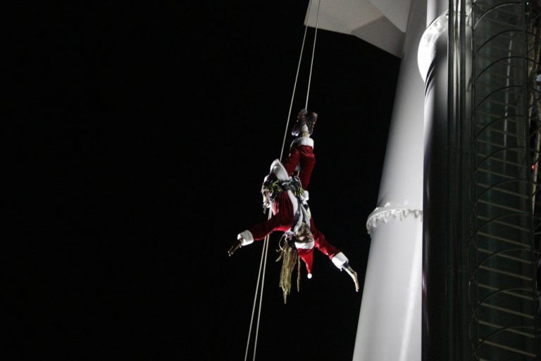 Papai Noel radical de cabeça pra baixo em rapel na FG Big Wheel