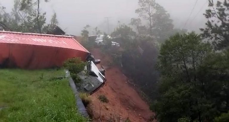 Pelo menos 10 carros e cinco caminhões foram arrastados na BR-376