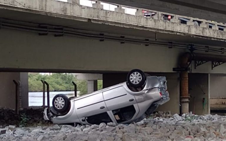 Motorista fica gravemente ferida após carro despencar de ponte na BR 101