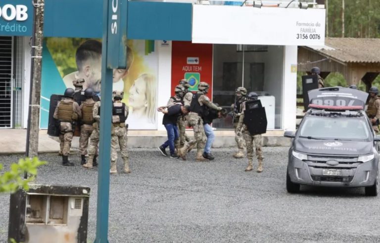 Assaltantes se entregam após fazerem reféns em agência bancária de SC