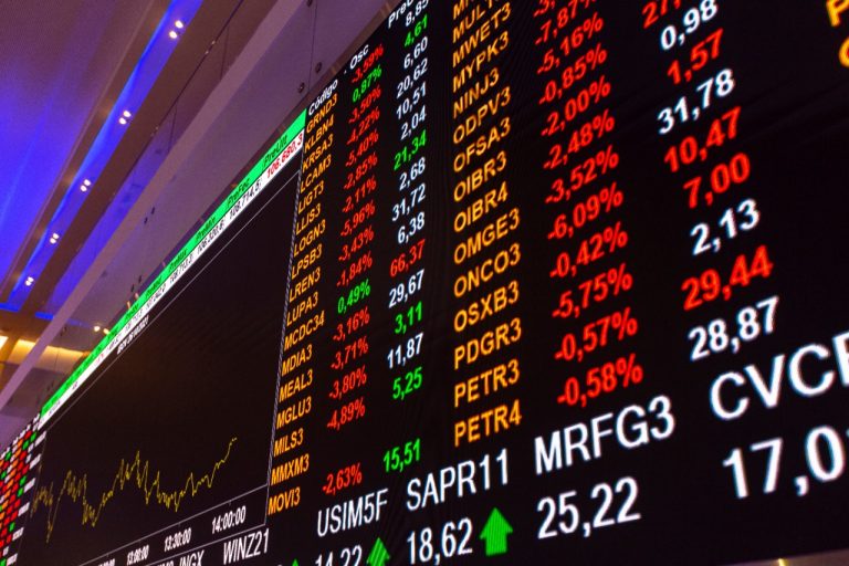 Ibovespa abre em queda com primeiras medidas econômicas de Lula