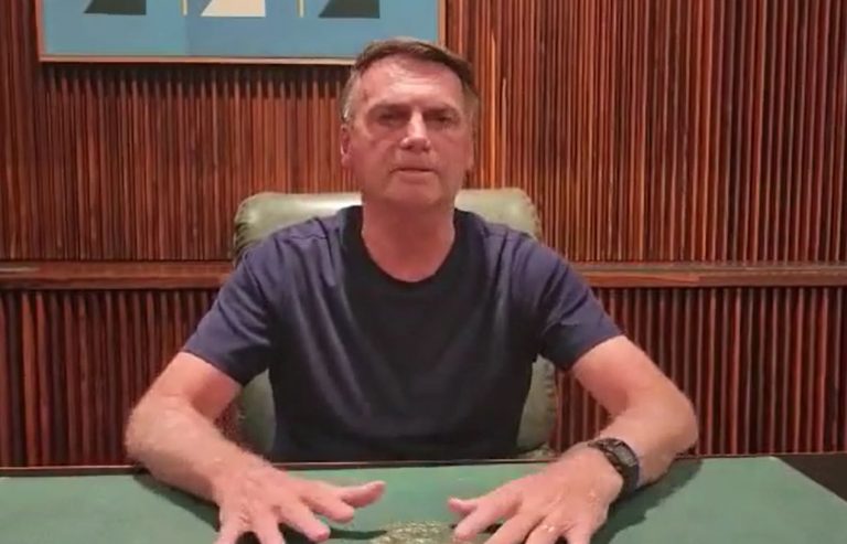 Em live, Bolsonaro pede que manifestantes desobstruam as rodovias