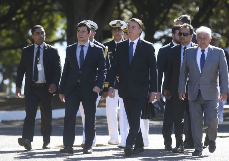 Bolsonaro chama ministros do STF para reunião no Alvorada