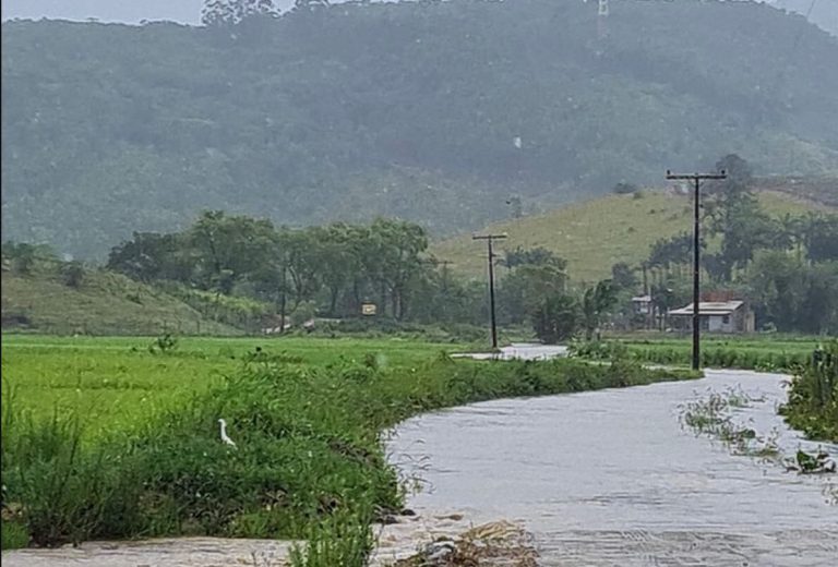 Defesa Civil de Camboriú alerta moradores de áreas de risco de deslizamentos e alagamentos