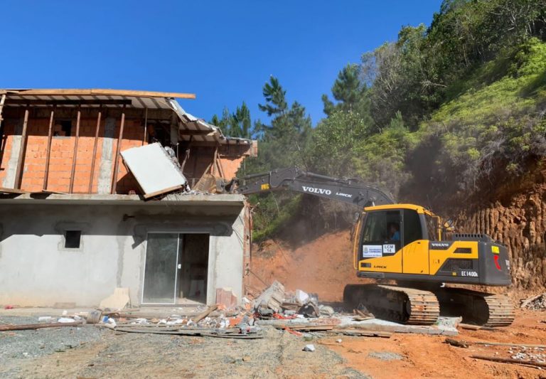 Construção irregular é demolida no Bairro das Nações