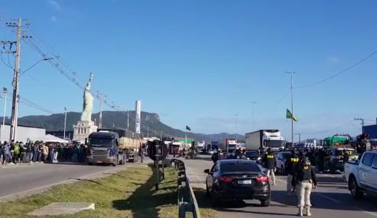PRF dispersa manifestantes e liberam a BR-101 em Palhoça