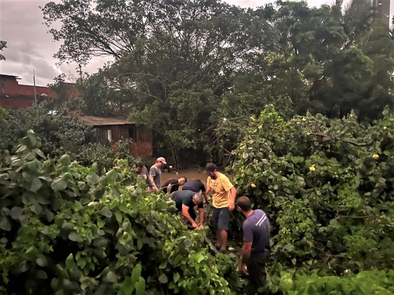 Emasa e comunidade fazem limpeza emergencial em trecho do Rio das Ostras