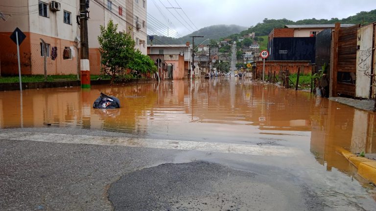 Defesa Civil de Camboriú alerta para elevados volumes de chuva até terça-feira, dia 20