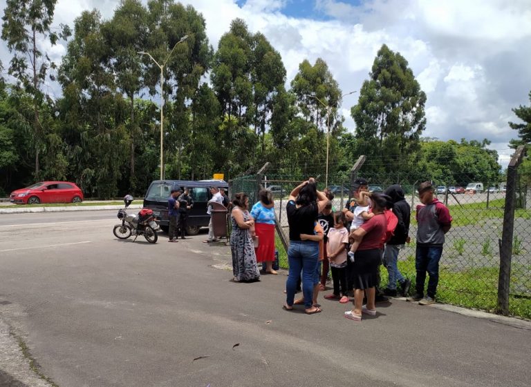 Van de 10 lugares é flagrada carregando 24 pessoas e motorista sem CNH D