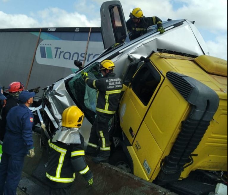 VÍDEO: Carreta prensa carros e deixa duas pessoas mortas na BR-101