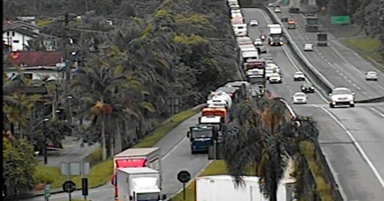 Fila para acessar SC-418 chega a 8km na BR-101