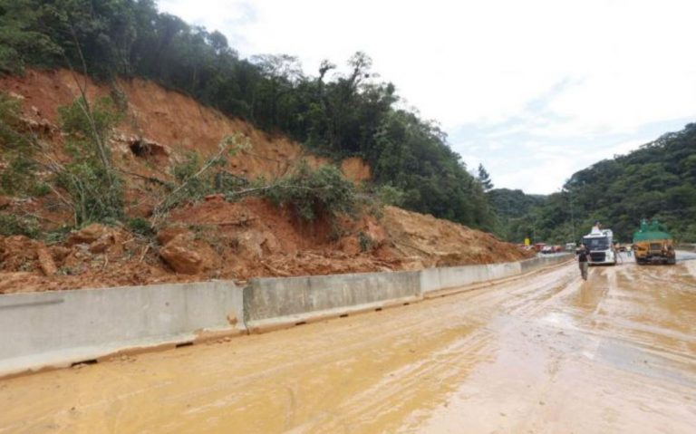 Limpeza na 376 avança e chega a veículos. Governo diminui estimativa de vítimas