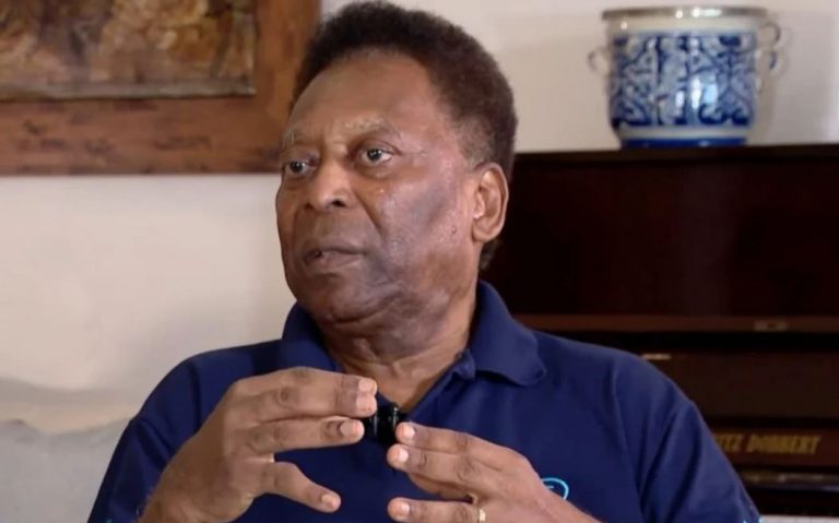 Pelé tem piora no estado de saúde e volta a ser internado
