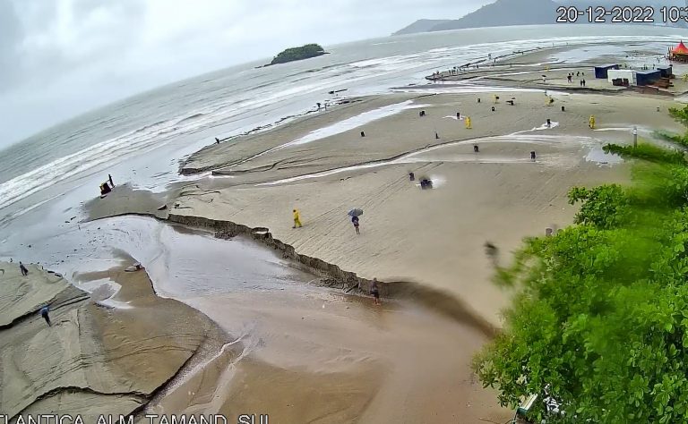 Confira ao vivo o estrago causado pelas chuvas na Praia Central de Balneário Camboriú