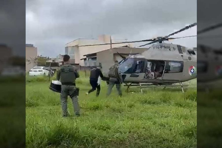 Helicóptero da PM resgata família com recém nascido em Camboriú