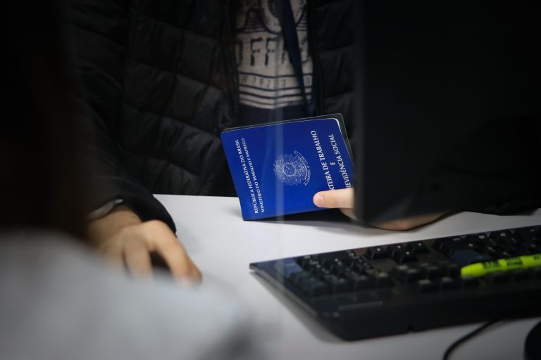 Desemprego sobe para 8,8% no primeiro trimestre de 2023