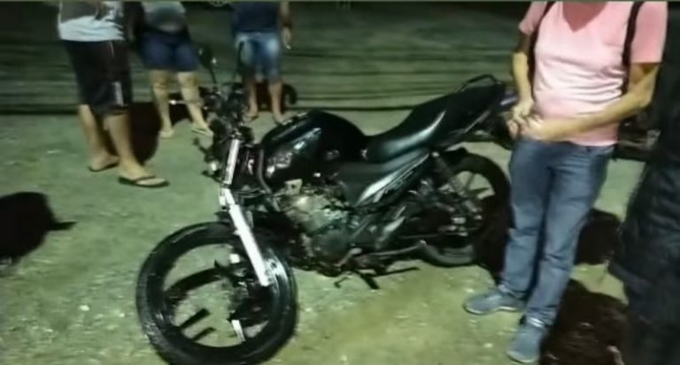 Motociclistas batem de frente ao desviar de buraco em Camboriú