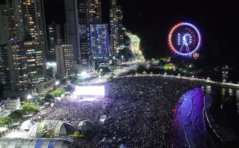 Relógio gigante da FG Big Wheel anunciou a chegada de 2023
