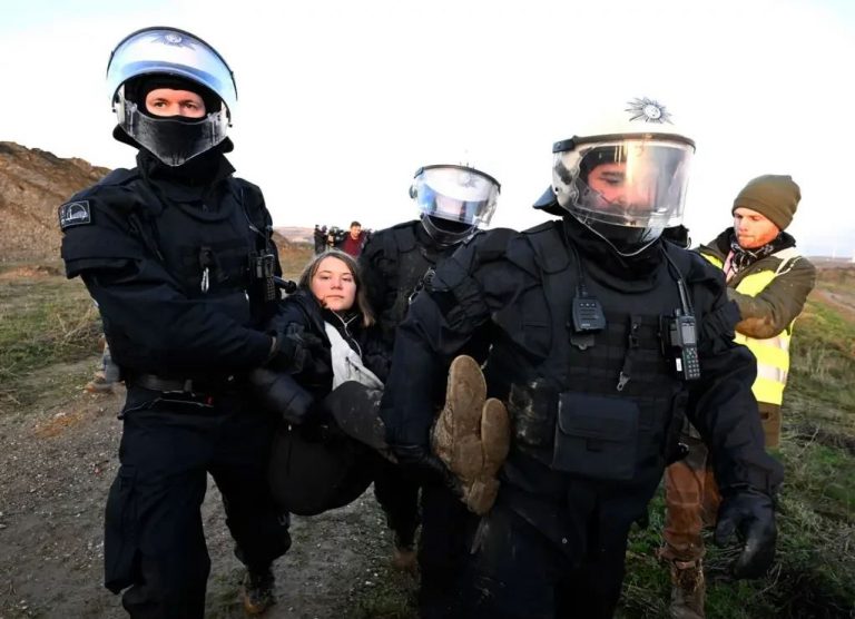 Greta Thunberg é detida pela polícia na Alemanha em protesto contra mina de carvão