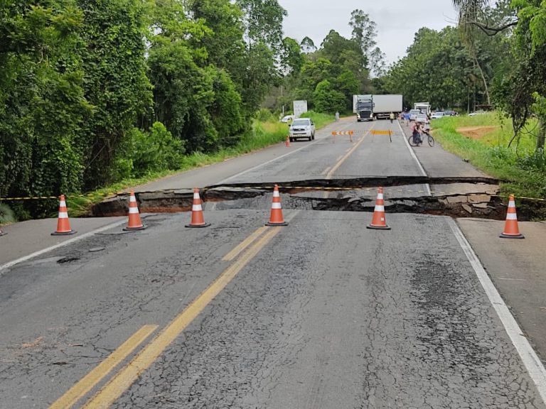 Cratera se abre e interdita BR-470 em Indaial