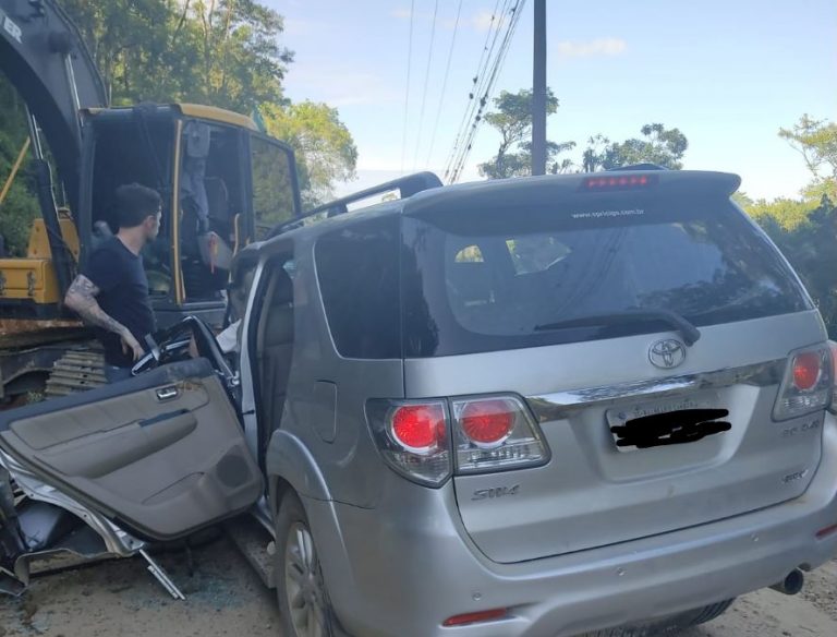 Criança morre e outros ficam feridos em acidente entre camionete e máquina escavadeira em Camboriú